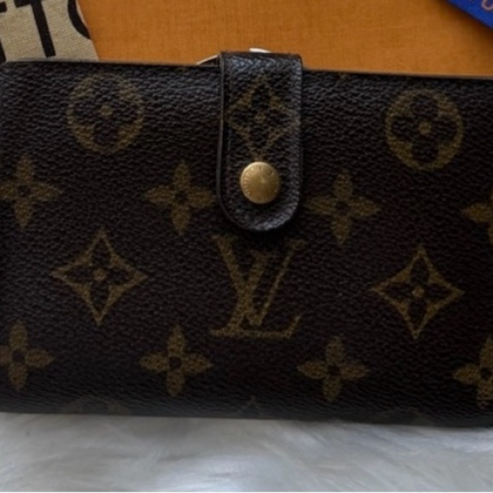 Authentic Louis Vuitton viennois kisslock wallet